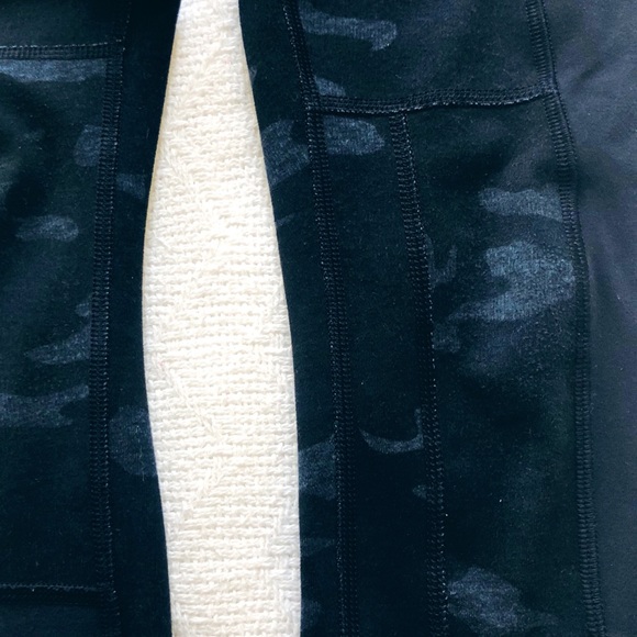 *RARE* Navy Camo print Lululemon Leggings 2 - Picture 4 of 7